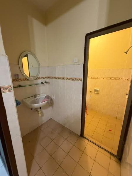 2-storey Terraced House for Rent in Taman Putri Kulai (Kulai) - Ken Liew - Bathroom - PropertyGuru.com.my