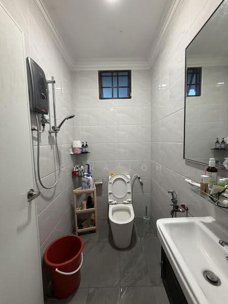 Bungalow House for Sale in Taman Munshi Ibrahim (Tampoi) - Cora Loh - Bathroom - PropertyGuru.com.my