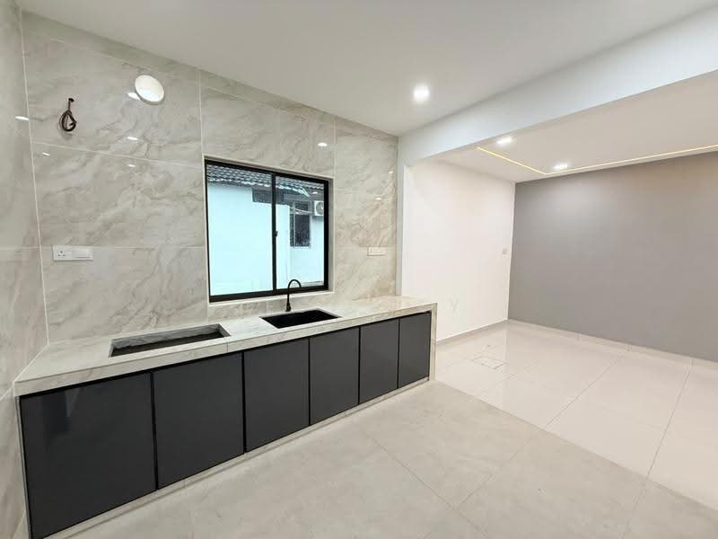 1-storey Terraced House for Sale in Taman Universiti (Sri Gading) - Jesy Tey - Kitchen - PropertyGuru.com.my