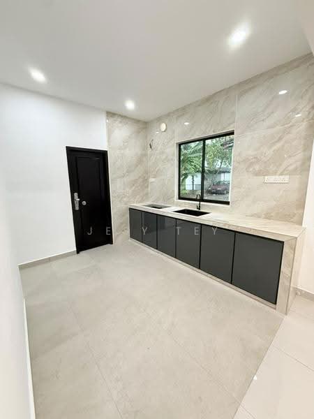1-storey Terraced House for Sale in Taman Universiti (Sri Gading) - Jesy Tey - Kitchen - PropertyGuru.com.my