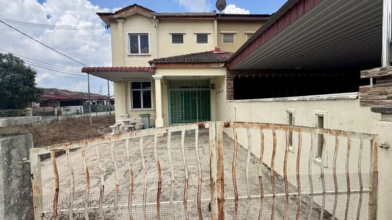 Car porch can accommodate 3 vehicles