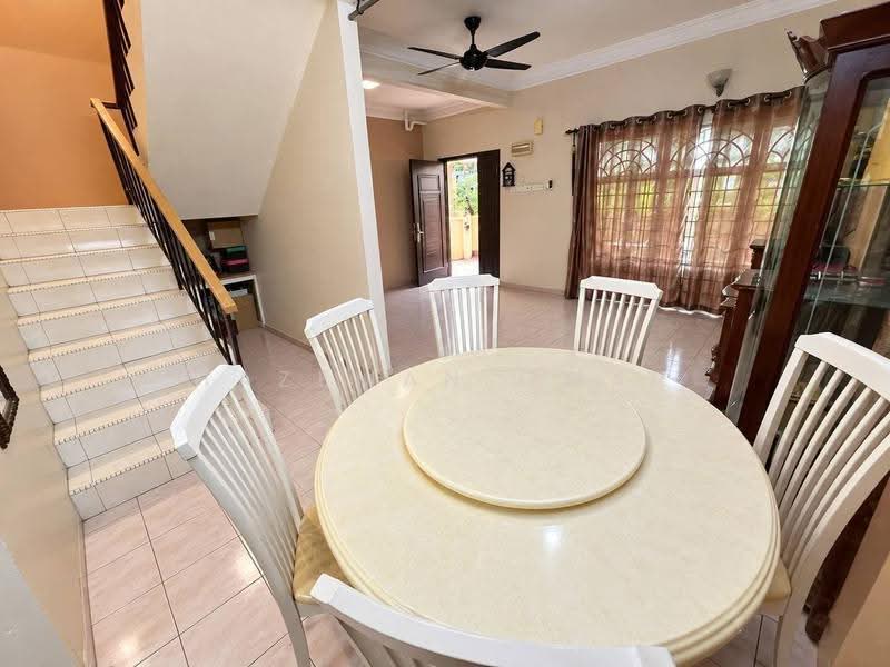 Rumah Teres 2-Tingkat untuk Dijual di Taman Kapar Indah (Kapar) - Hazeman Omar - Dining Room - PropertyGuru.com.my