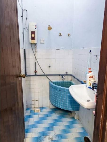 1-storey Terraced House for Sale in Taman Johor Jaya (Johor Bahru) - Ee Fong Toh - Bathroom - PropertyGuru.com.my