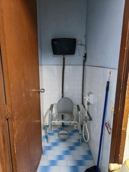 1-storey Terraced House for Sale in Taman Johor Jaya (Johor Bahru) - Ee Fong Toh - Bathroom - PropertyGuru.com.my