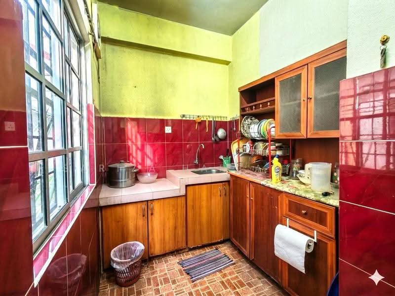 Rumah Teres 2-Tingkat untuk Dijual di TAMAN PUCHONG UTAMA (Puchong) - Sariza Hartanah - Kitchen - PropertyGuru.com.my