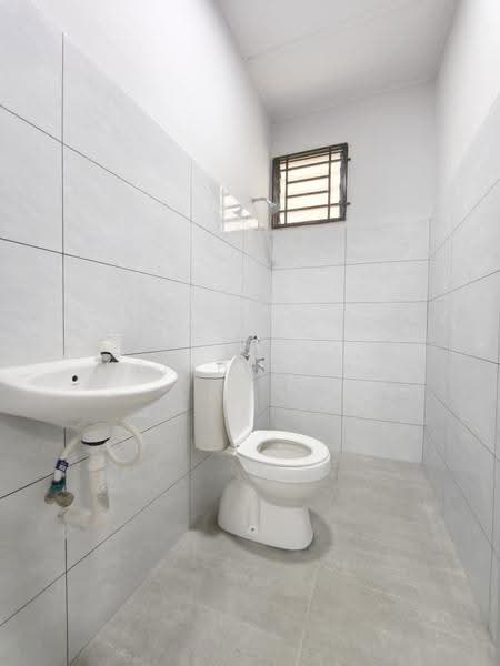 1-storey Terraced House for Sale in Taman Putri Kulai (Kulai) - Keith Shum - Bathroom - PropertyGuru.com.my