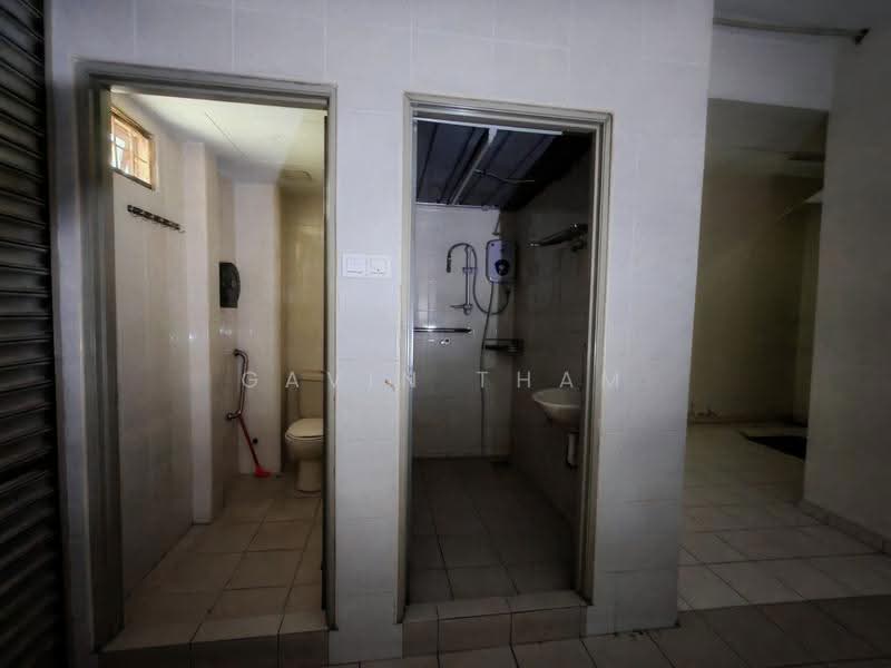 Kedai untuk Disewa di Kampung Pasir (Pantai) - Gavin Tham - Bathroom - PropertyGuru.com.my