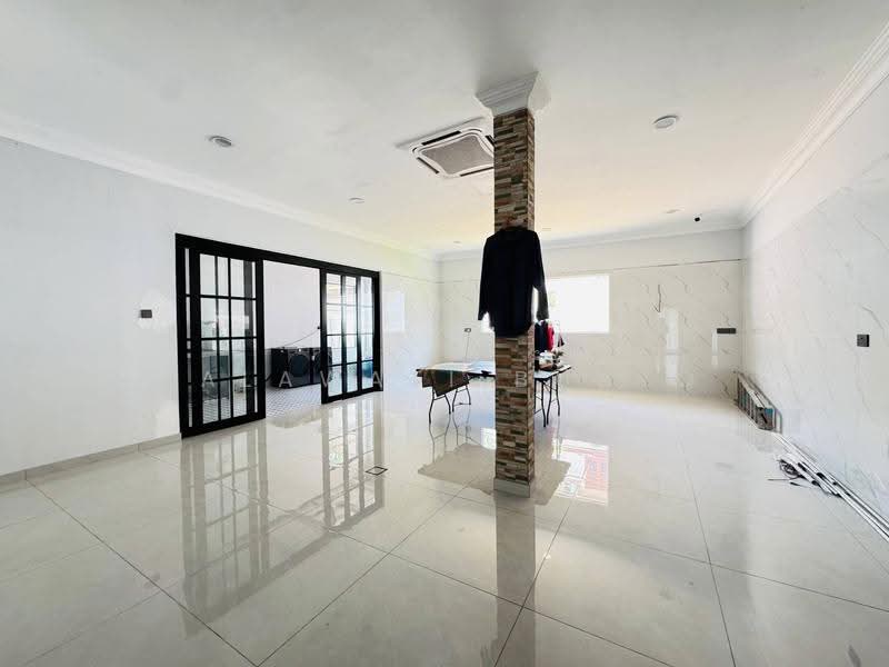 Rumah Banglo untuk Dijual di Seksyen 6 (Shah Alam) - Salawati Busro - Living Room - PropertyGuru.com.my
