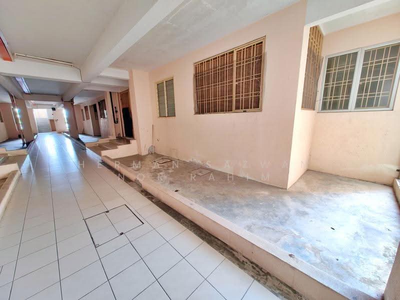 Pangsapuri untuk Dijual di Sri Lavender Apartment - Herman Sazwan Nor Rahim - Corridor - PropertyGuru.com.my