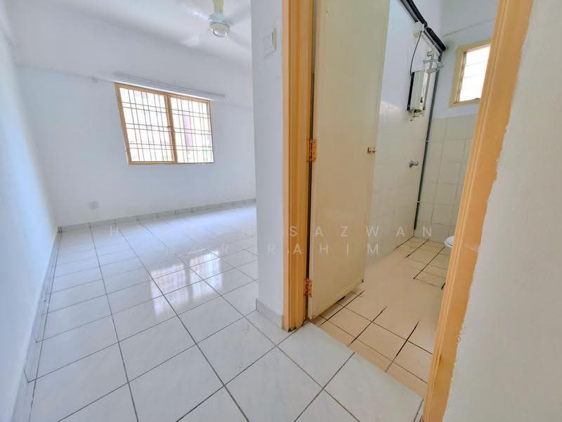 Pangsapuri untuk Dijual di Sri Lavender Apartment - Herman Sazwan Nor Rahim - Bedroom - PropertyGuru.com.my