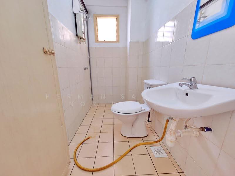 Pangsapuri untuk Dijual di Sri Lavender Apartment - Herman Sazwan Nor Rahim - Bathroom - PropertyGuru.com.my