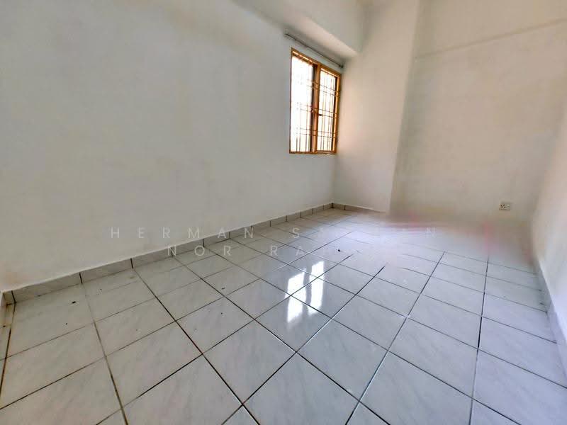 Pangsapuri untuk Dijual di Sri Lavender Apartment - Herman Sazwan Nor Rahim - Bedroom - PropertyGuru.com.my