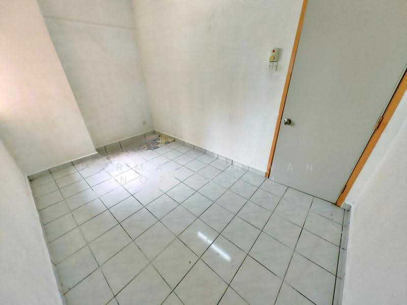 Pangsapuri untuk Dijual di Sri Lavender Apartment - Herman Sazwan Nor Rahim - Bedroom - PropertyGuru.com.my