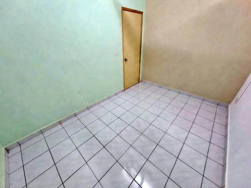 Pangsapuri untuk Dijual di Sri Lavender Apartment - Herman Sazwan Nor Rahim - Bedroom - PropertyGuru.com.my