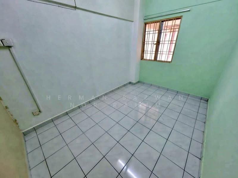 Pangsapuri untuk Dijual di Sri Lavender Apartment - Herman Sazwan Nor Rahim - Bedroom - PropertyGuru.com.my