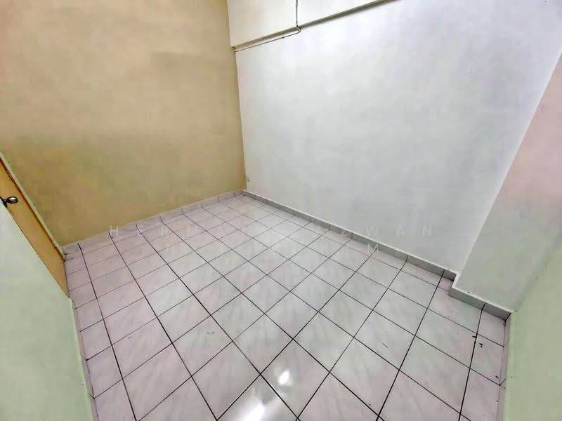 Pangsapuri untuk Dijual di Sri Lavender Apartment - Herman Sazwan Nor Rahim - Bedroom - PropertyGuru.com.my