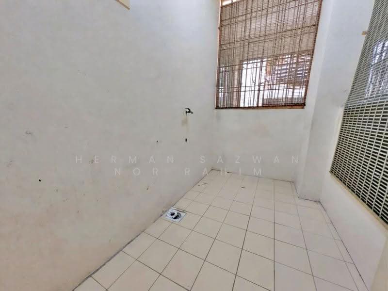 Pangsapuri untuk Dijual di Sri Lavender Apartment - Herman Sazwan Nor Rahim - Yard - PropertyGuru.com.my