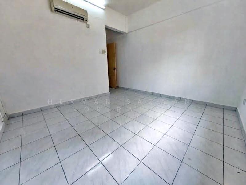 Pangsapuri untuk Dijual di Sri Lavender Apartment - Herman Sazwan Nor Rahim - Bedroom - PropertyGuru.com.my