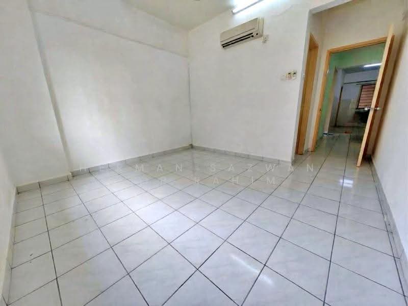 Pangsapuri untuk Dijual di Sri Lavender Apartment - Herman Sazwan Nor Rahim - Bedroom - PropertyGuru.com.my