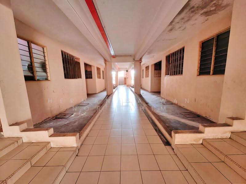 Pangsapuri untuk Dijual di Sri Lavender Apartment - Herman Sazwan Nor Rahim - Corridor - PropertyGuru.com.my