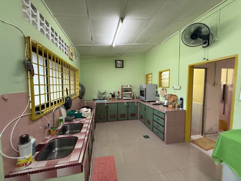 1-storey Terraced House for Sale in Taman Pantai (Batu Pahat) - Lee Kee - Kitchen - PropertyGuru.com.my