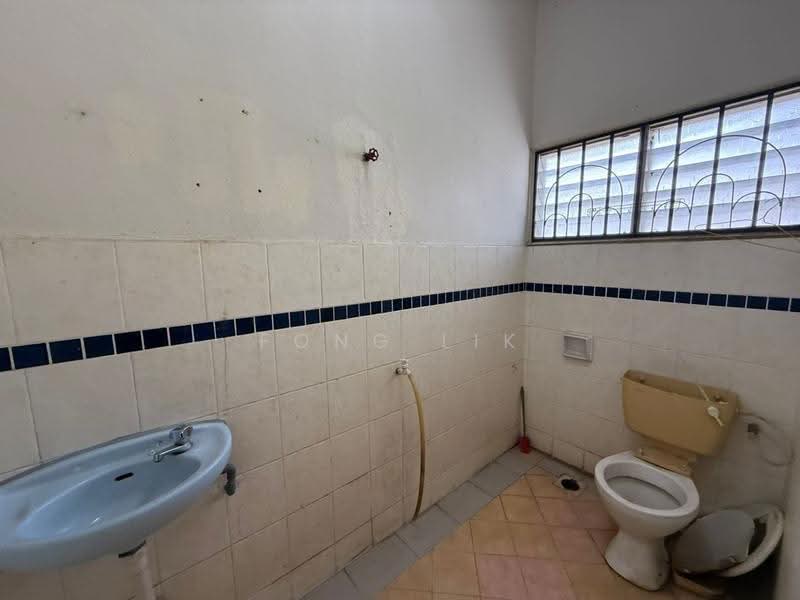 2-storey Terraced House for Sale in Taman Johor Jaya (Johor Bahru) - Fong Lik - Bathroom - PropertyGuru.com.my