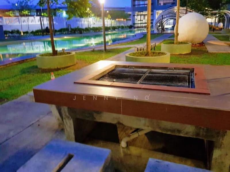 Kediaman Servis untuk Dijual di Skypod Residence - Jenny Ng - Pool - PropertyGuru.com.my