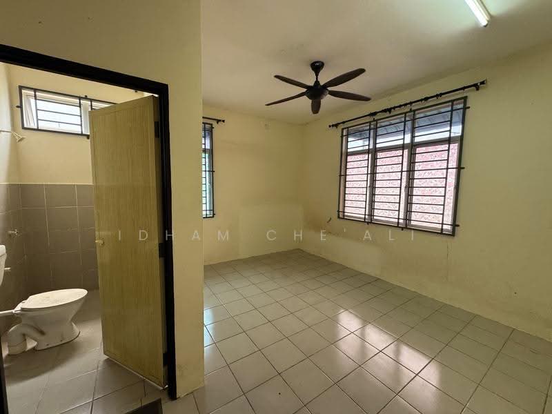 Semi-Detached House for Sale in Perkampungan Indera Sempura (Kuantan) - Idham Che'Ali - Bathroom - PropertyGuru.com.my