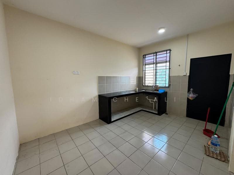 Semi-Detached House for Sale in Perkampungan Indera Sempura (Kuantan) - Idham Che'Ali - Kitchen - PropertyGuru.com.my