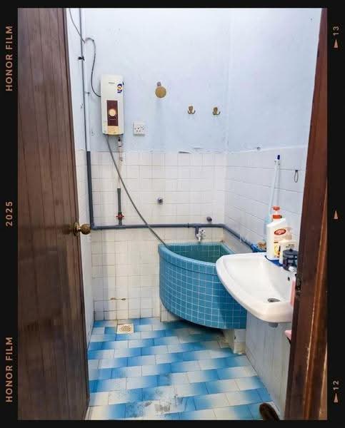 1-storey Terraced House for Sale in Taman Johor Jaya (Johor Bahru) - Elvis Sim - Bathroom - PropertyGuru.com.my