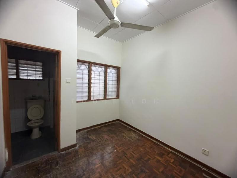 Rumah Teres untuk Disewa di Usj 13 (Subang Jaya) - Eddie Loh - Bathroom - PropertyGuru.com.my