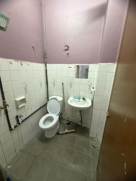 Rumah Teres untuk Disewa di Usj 13 (Subang Jaya) - Eddie Loh - Bathroom - PropertyGuru.com.my