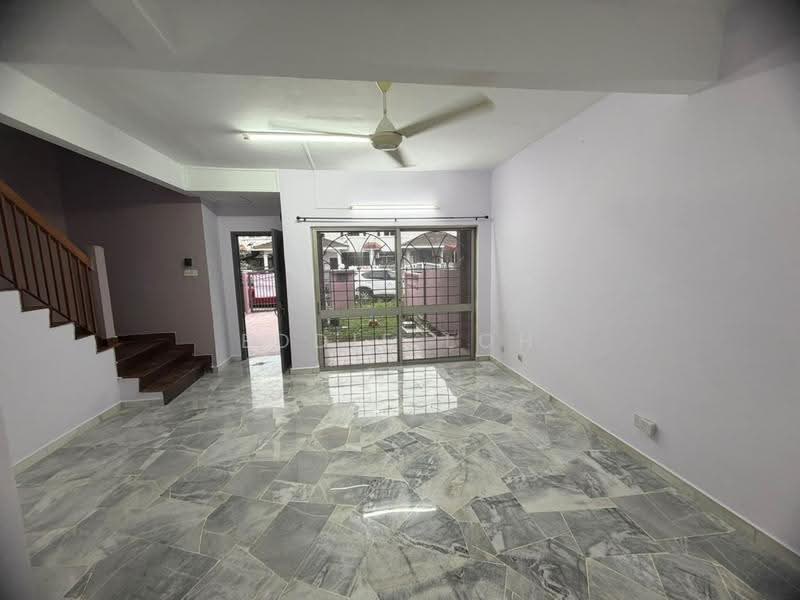 Rumah Teres untuk Disewa di Usj 13 (Subang Jaya) - Eddie Loh - Living Room - PropertyGuru.com.my