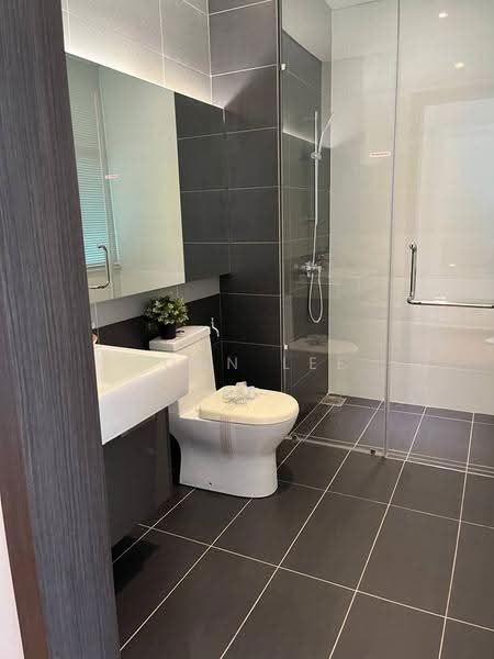 Kediaman Servis untuk Dijual di Wave @ Marina Cove - John Lee - Bathroom - PropertyGuru.com.my