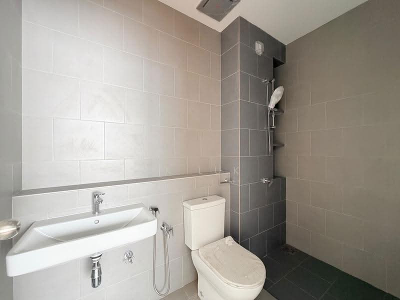 Cluster House for Sale in Bandar Gamuda Gardens (Rawang) - SK Luk - Bathroom - PropertyGuru.com.my