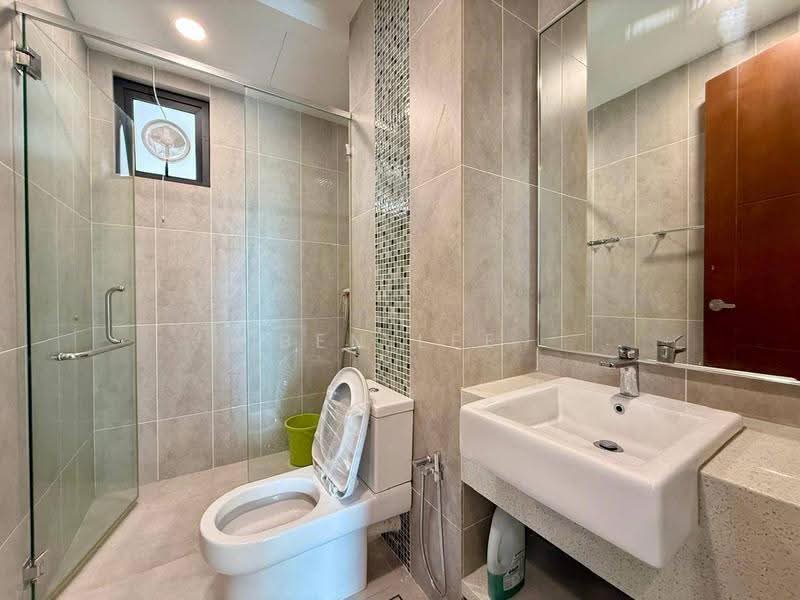 Kondominium untuk Dijual di Queens Residences Q2 @ Queens Waterfront - Ben Lee - Bathroom - PropertyGuru.com.my