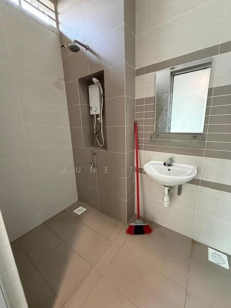 Rumah Bandar untuk Disewa di Taman Sutera Utama (Skudai) - June Tan - Bathroom - PropertyGuru.com.my