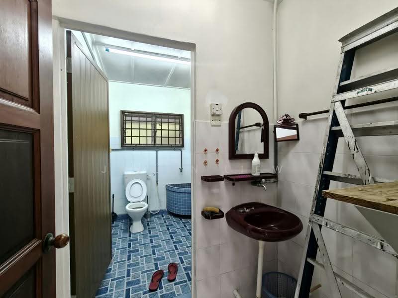 Rumah Teres untuk Dijual di Taman Damai Jaya (Skudai) - Jayden Liew - Bathroom - PropertyGuru.com.my