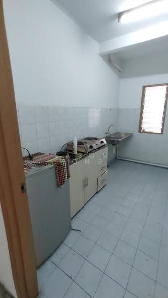Apartment for Sale at Putra Permai Block C - Eason Hong - Kitchen - PropertyGuru.com.my