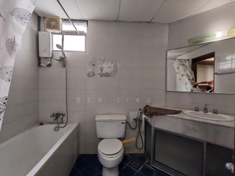 Kondominium untuk Dijual di Marina Tower (Ratu Mutiara) - Ben Liau - Bathroom - PropertyGuru.com.my