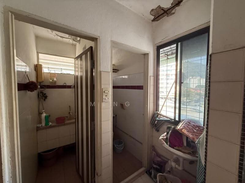Apartment for Sale at Taman Lip Sin Block 37 - Meng . - Bathroom - PropertyGuru.com.my