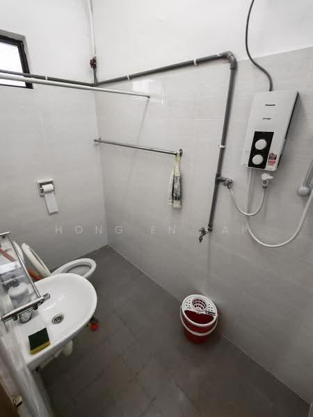 Shop / Office for Rent in Taman Pelangi (Johor Bahru) - Hong En Yap - Bathroom - PropertyGuru.com.my