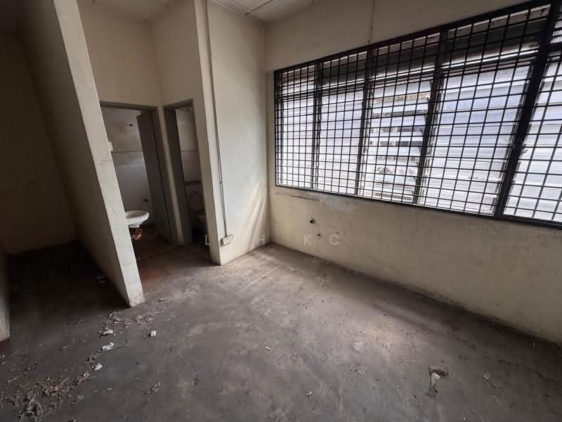 Kedai / Pejabat untuk Disewa di Taman Petaling Utama (Petaling Jaya) - Loh KC - Bathroom - PropertyGuru.com.my