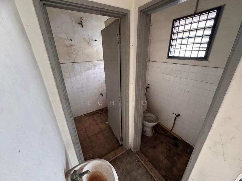 Kedai / Pejabat untuk Disewa di Taman Petaling Utama (Petaling Jaya) - Loh KC - Bathroom - PropertyGuru.com.my