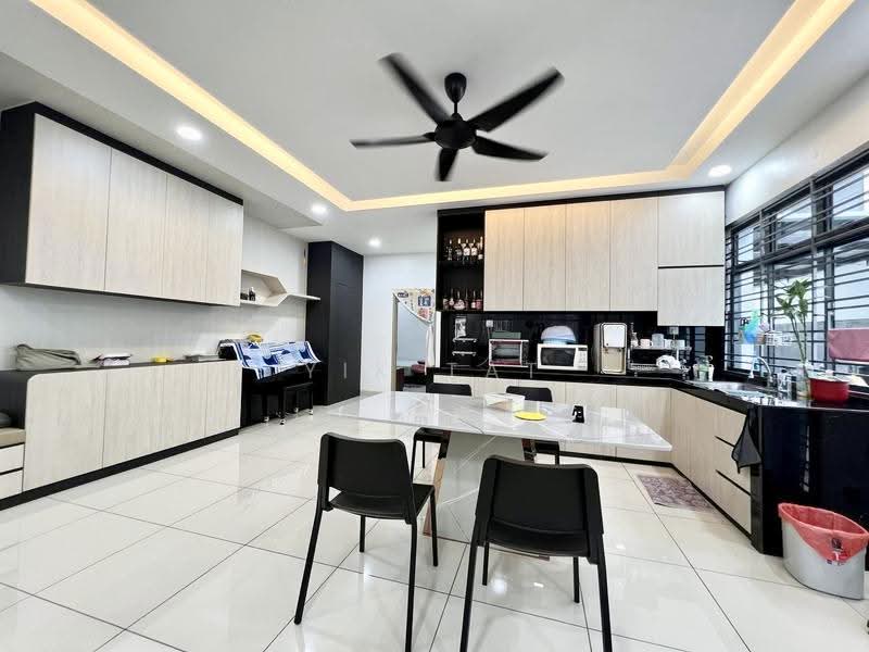 Cluster House for Sale in Taman Glenmarie (Johor Bahru) - Yik Tat - Kitchen - PropertyGuru.com.my