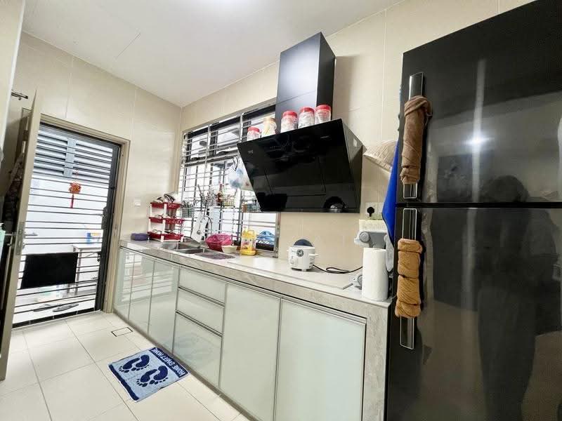 Cluster House for Sale in Taman Glenmarie (Johor Bahru) - Yik Tat - Kitchen - PropertyGuru.com.my