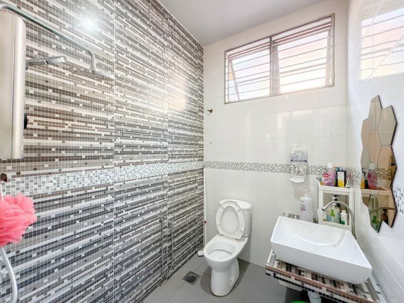 Semi-Detached House for Sale in Seksyen 7 (Shah Alam) - Ashraff Daniel - Bathroom - PropertyGuru.com.my