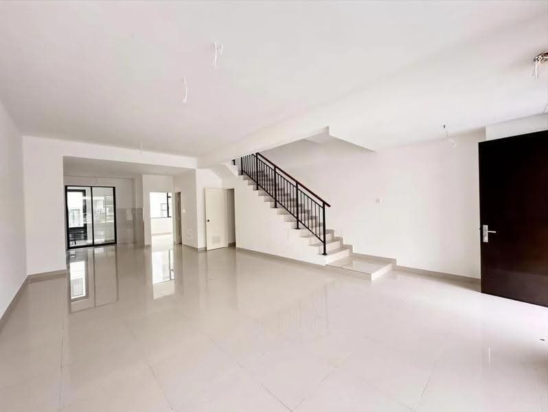 Rumah Teres 2-Tingkat untuk Dijual di Taman Damansara Aliff (Tampoi) - Sam Tan - Living Room - PropertyGuru.com.my