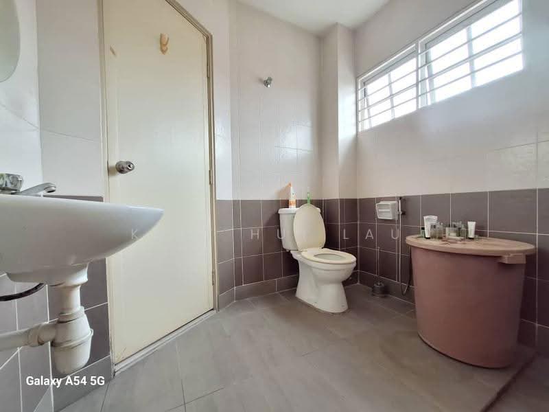 2-storey Terraced House for Sale in Seri Kembangan (Selangor) - KENT HUI LAU - Bathroom - PropertyGuru.com.my
