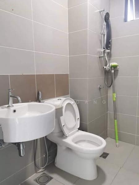 Service Residence for Sale at Amerin Residence - Aiden Dang - Bathroom - PropertyGuru.com.my